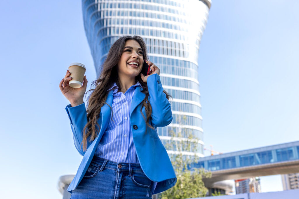 Viaje de negocios a China – mujer profesional en entorno moderno