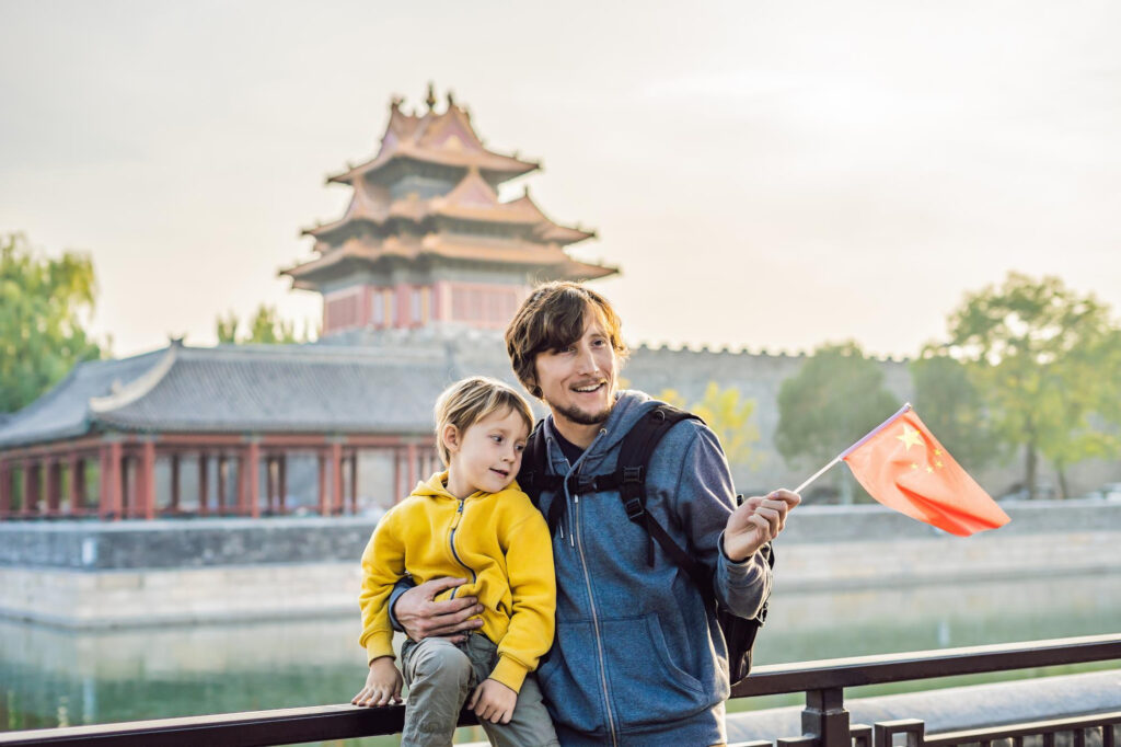 Turismo familiar en China – padre e hijo visitando templos en Beijing